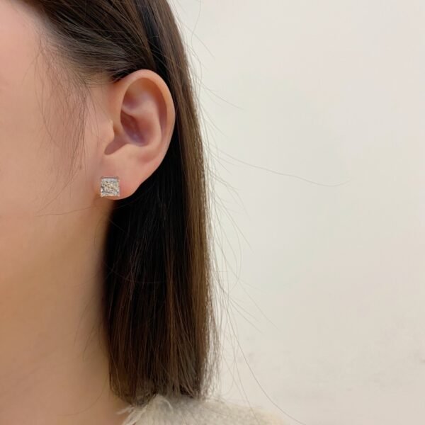 Aretes de Plata .925 con Zirconia Cuadrada en 6mm. - Image 2