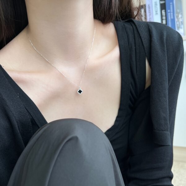 Collar de Plata .925 con Flor Negra - Image 3