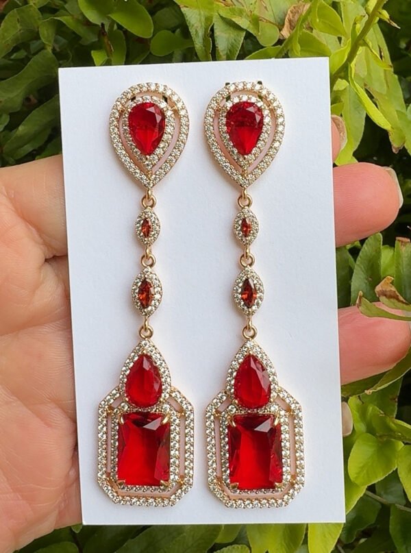 Los Aretes Colgantes con Zirconias Rojas