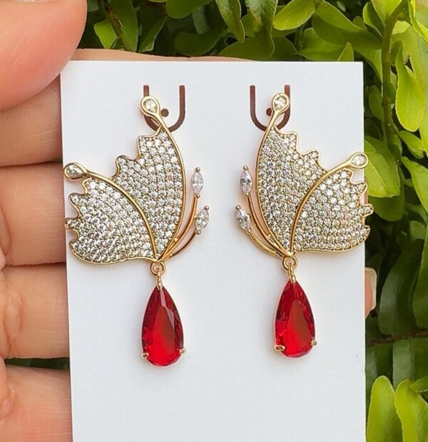 Los Aretes de Mariposa Roja